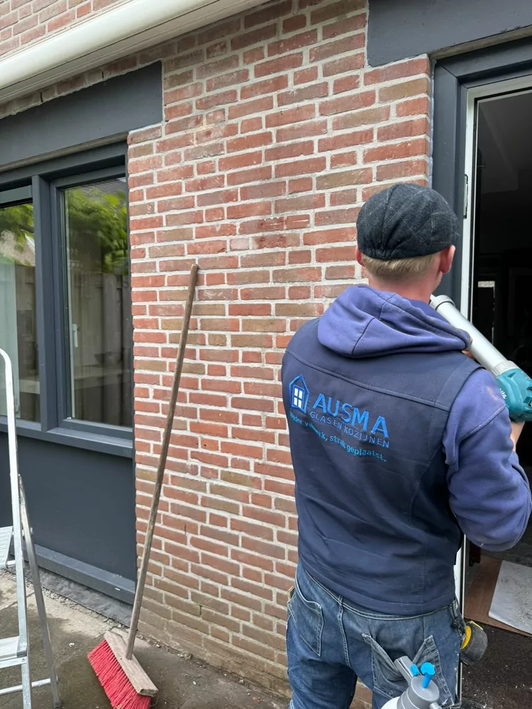 Ausma monteur aan het werk