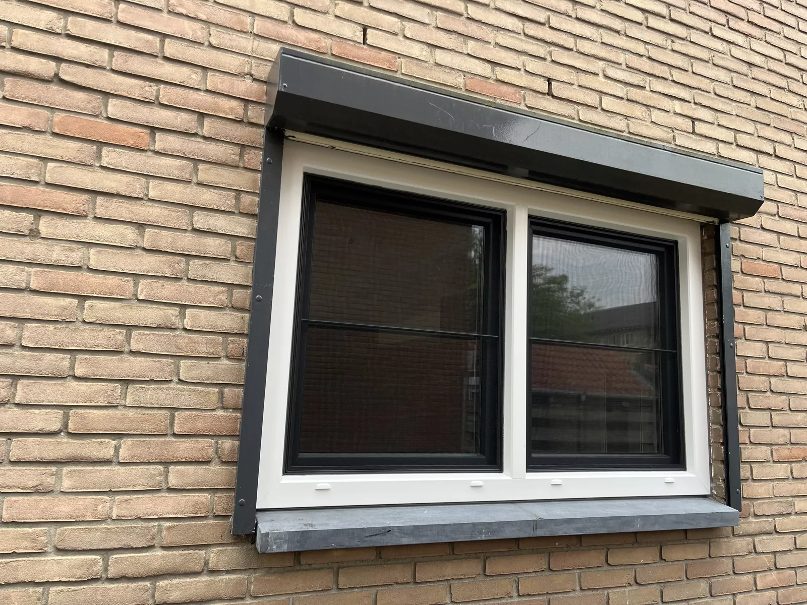 Mehrere neue Fenster in einer Linie bei einer Hausrenovierung